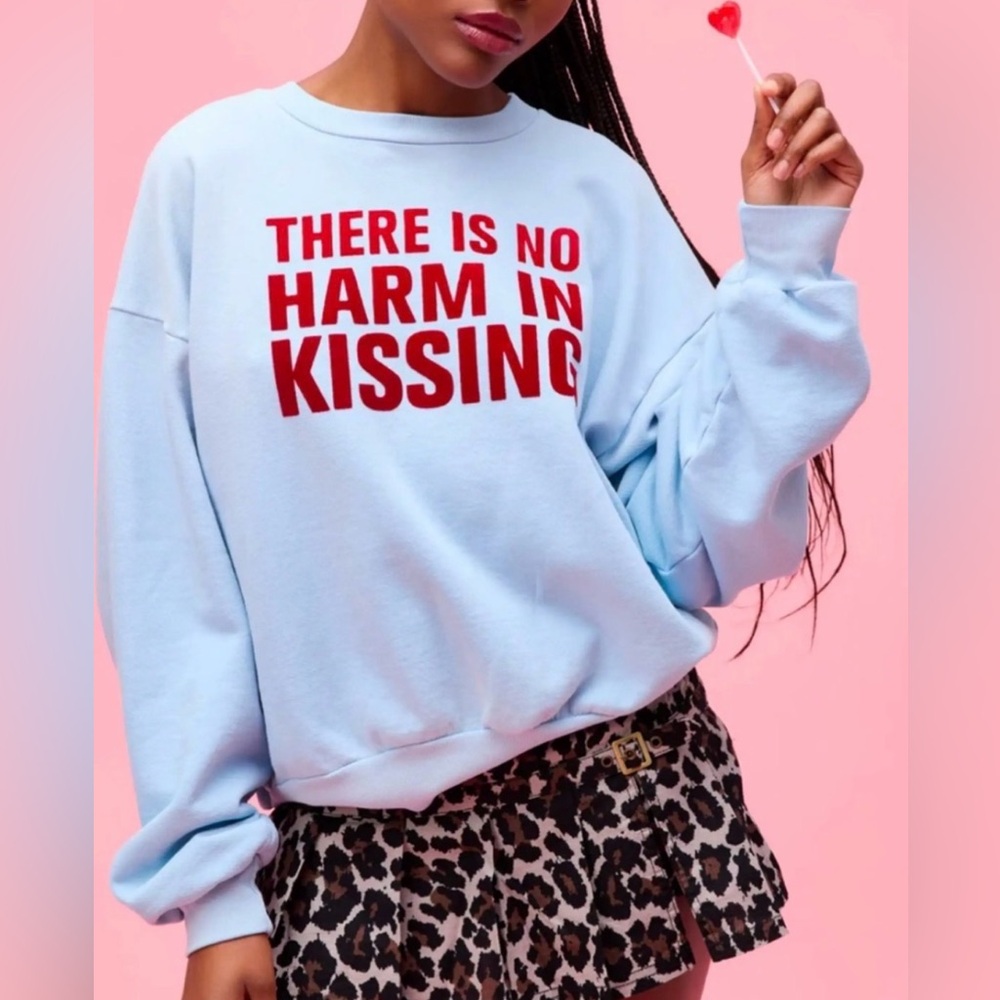 Daydreamer No Harm In Kissing Baby Blue Crew Sweatshirt L/XL NEW